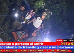 Rescatan a persona al sufrir un accidente de tránsito y caer a un barranco